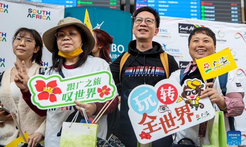 Tourists from China pose for photos at the OR Tambo International Airport in Johannesburg, South Africa, on March 29, 2023. South Africa's tourism authority on Wednesday welcomed the first group of tourists from China since the outbreak of COVID-19.(Photo: Xinhua)