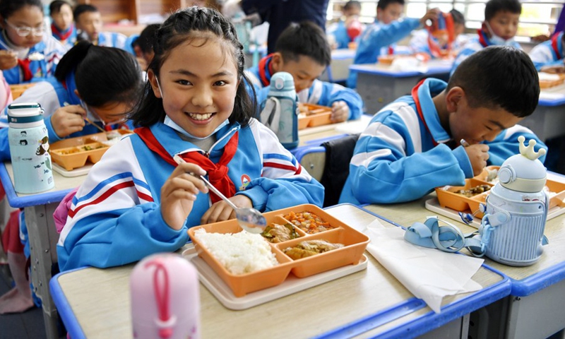 Students of a branch school of Lhasa Experimental Primary School have lunch in Lhasa, southwest China's Tibet Autonomous Region, May 12, 2022.(Photo: Xinhua)