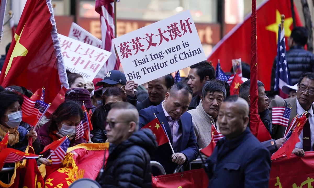 Chinese nationals hold a board saying Tsai Ing-wen is big traitor of China to protest Tsai's transit trip on March 29, 2023 outside the hotel where she was staying in Manhattan, New York. Photo: VCG