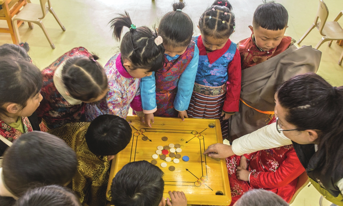 A teacher shows children how to play Kelang Ball game, known as Tibetan Snooker, in Lhasa Experiment Kindergarten on March 22, 2023.
Photo: Shan Jie/GT

