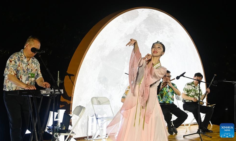Actors perform at a cultural bazaar of the Innovation and Development of Sanya Exhibition in Boao, south China's Hainan Province, March 28, 2023. The exhibition is held here from March 28 to March 31.(Photo: Xinhua)