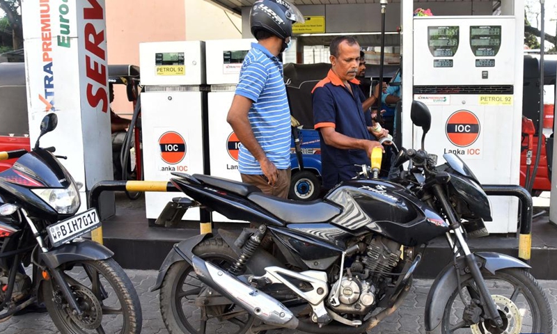 A man fuels a vehicle at a gas station in Colombo, Sri Lanka, March 29, 2023. Sri Lanka's Power and Energy Minister Kanchana Wijesekera said on Wednesday that fuel prices will be reduced in the country from March 29 at midnight.(Photo: Xinhua)