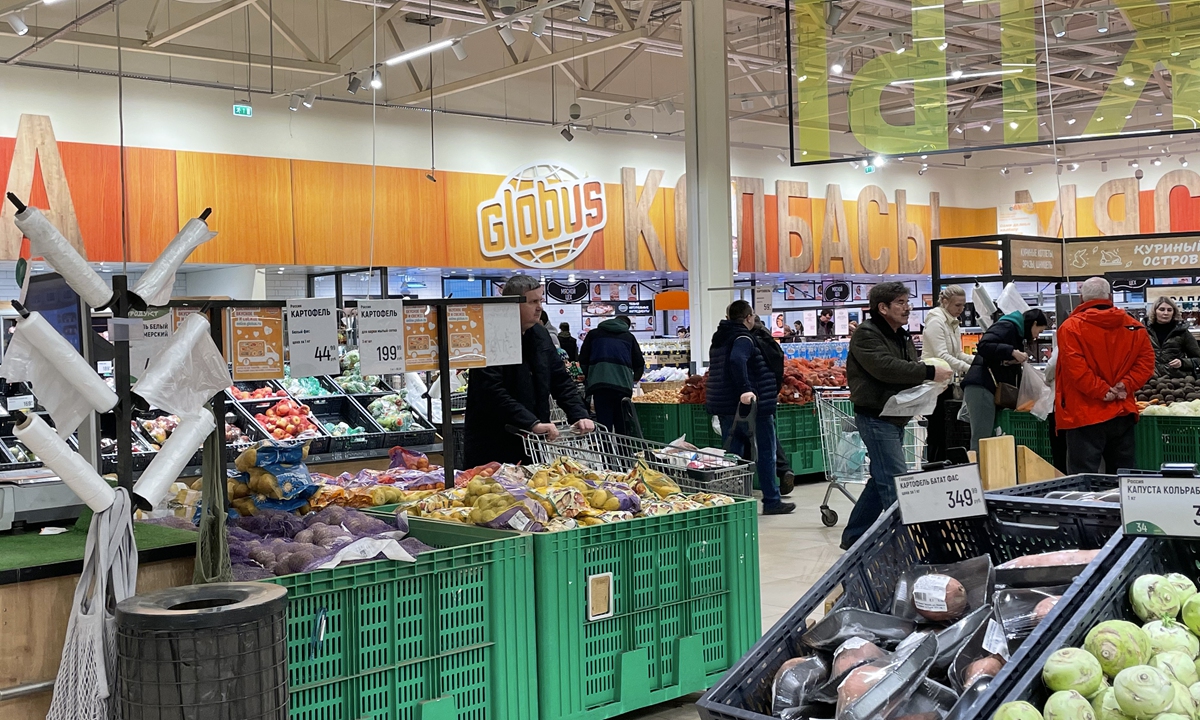 Local residents buy food and vegetables in a local market in Moscow. Photo: Bai Yunyi/GT
