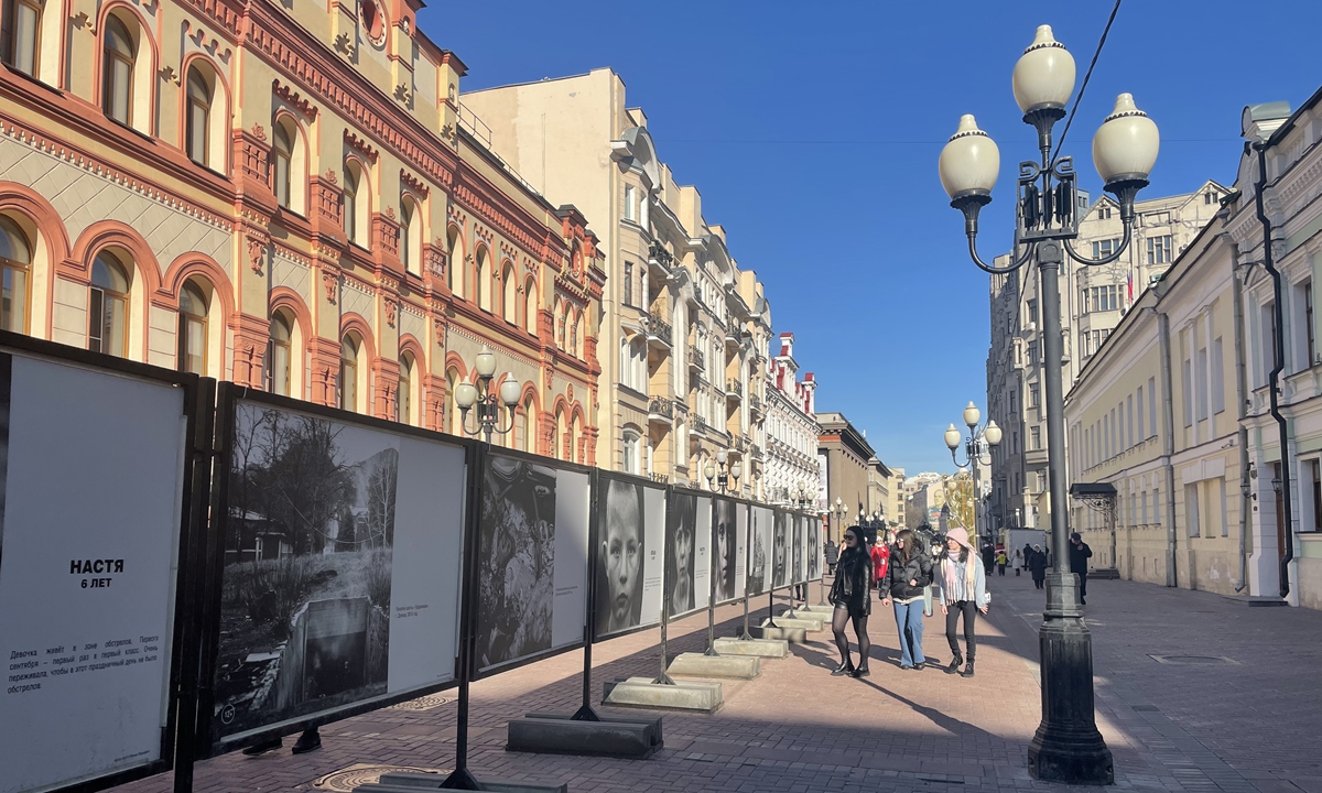 Local residents in Moscow pass by a photo exhibition on the streets. Photo: Bai Yunyi/GT
