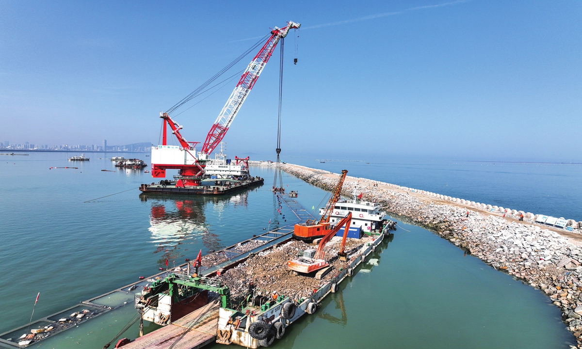 Construction of the Liandao Central Fishing Port in Lianyungang, East China's Jiangsu Province moves ahead steadily on March 30, 2023. With a total investment of 310 million yuan ($45.7 million), work is set to be completed this year. The port is expected to berth 800 boats with a fish unloading capacity of up to 80,000 tons. Photo: cnsphoto