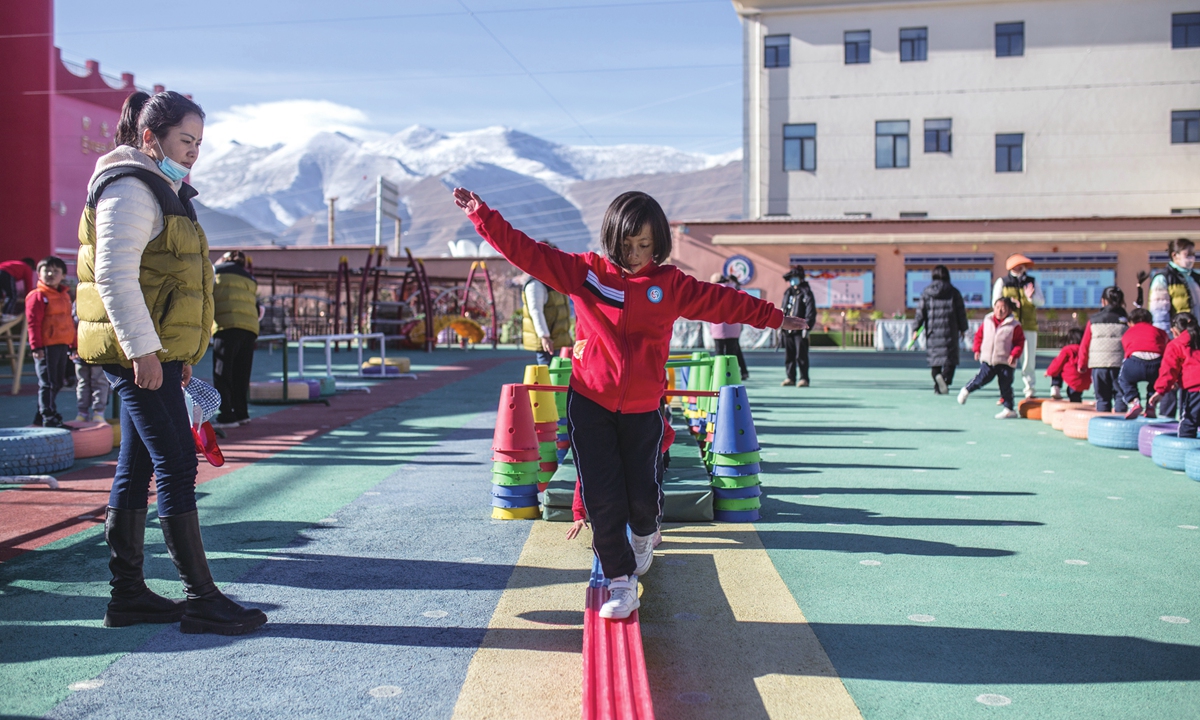 A child plays on the playground of Lhasa Experiment Kindergarten  on March 22, 2023. 
Photo: Shan Jie/GT

