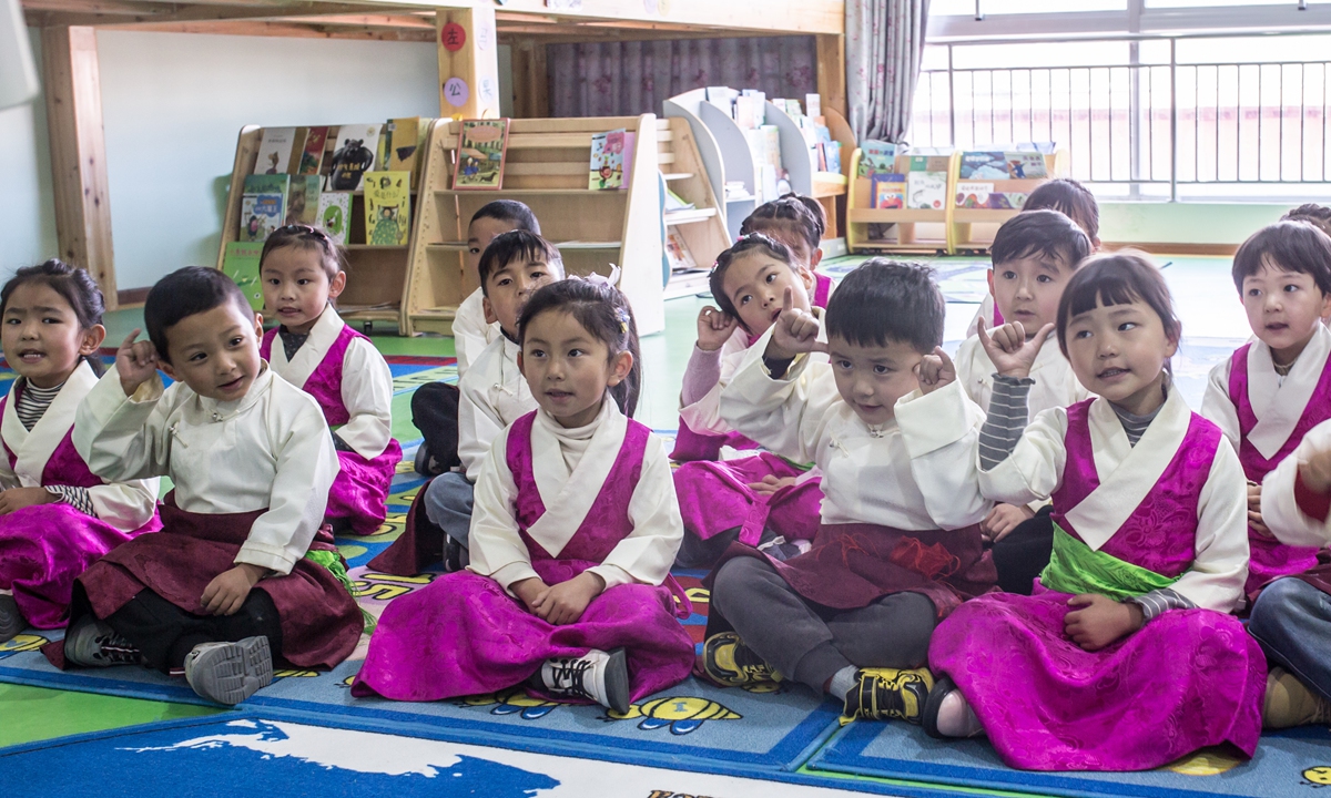 Children follow the teacher to read a story book in Tibetan language in Lhasa Experiment Kindergarten on March 22, 2023. Photo: Shan Jie/GT

