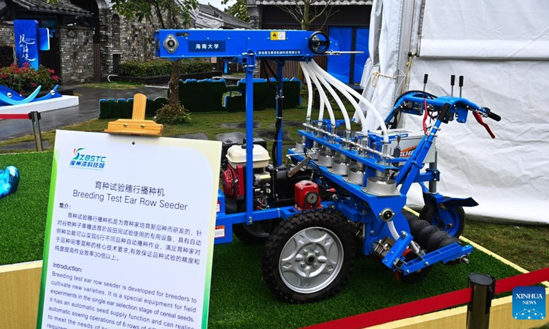 A breeding test ear row seeder is pictured at the Innovation and Development of Sanya Exhibition in Boao, south China's Hainan Province, March 28, 2023. The exhibition is held here from March 28 to March 31.(Photo: Xinhua)