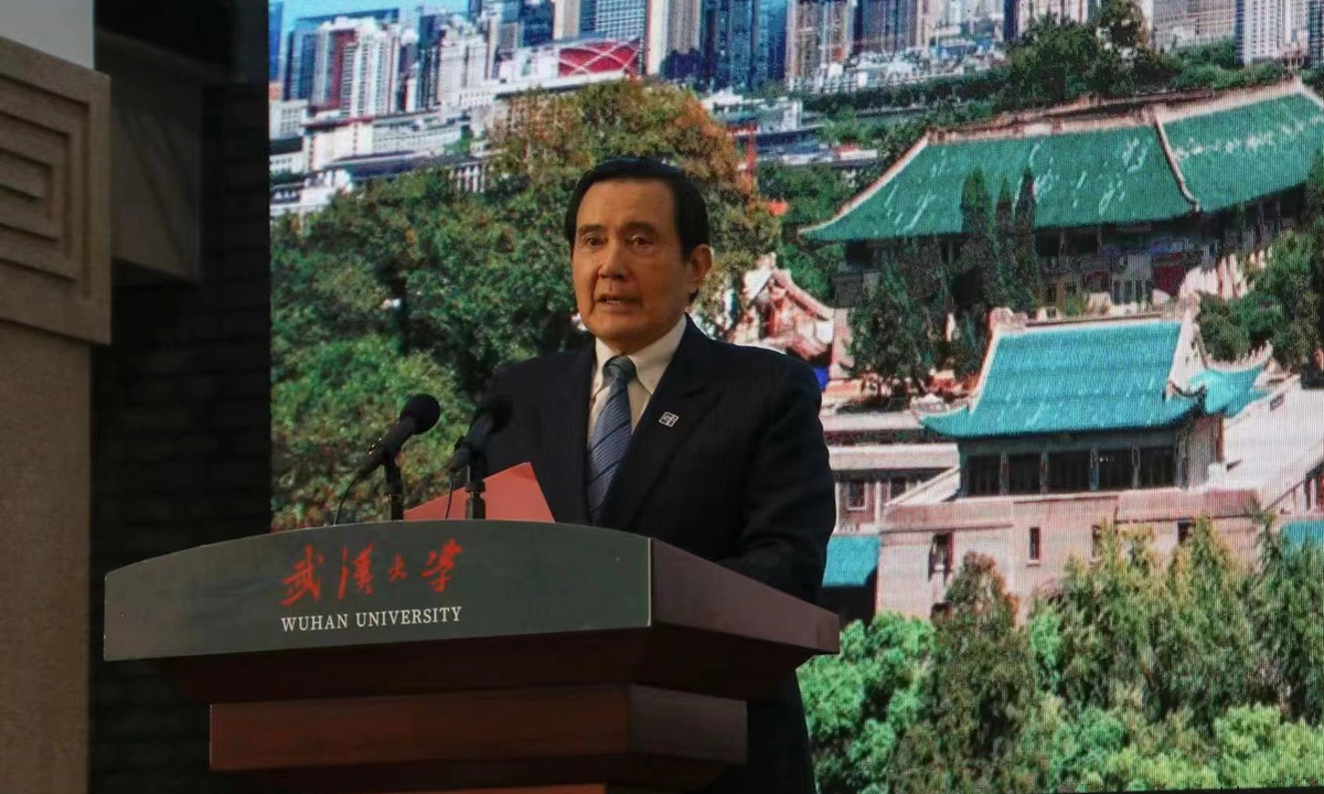 Visiting former chairperson of the Chinese Kuomintang party Ma Ying-jeou, along with a delegation of Taiwan students, talks to mainland students at Wuhan University on March 30, 2023. Photo: Wu Wei/GT 