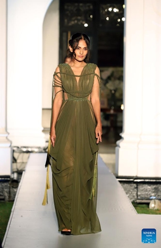 A model presents a creation during the Colombo Fashion Week in Colombo, Sri Lanka, March 29, 2023.(Photo: Xinhua)