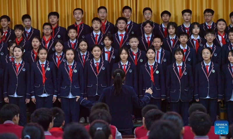 Students recite ancient poems during a break at a middle school in Wuzhou City, south China's Guangxi Zhuang Autonomous Region, March 30, 2023. In recent years, Wuzhou City has introduced lion dance, Cantonese opera and tea art into the campus to enrich students' extracurricular life.(Photo: Xinhua)