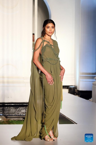 A model presents a creation during the Colombo Fashion Week in Colombo, Sri Lanka, March 29, 2023.(Photo: Xinhua)