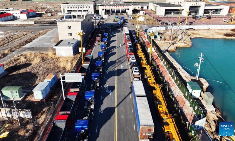 This aerial photo taken on March 29, 2023 shows inbound and outbound vehicles at the Bakti port in Tacheng, northwest China's Xinjiang Uygur Autonomous Region. Located on the border of China and Kazakhstan, the exit and entry frontier inspection station of Bakti port has optimized clearance measures to improve the transportation efficiency since this year.(Photo: Xinhua)