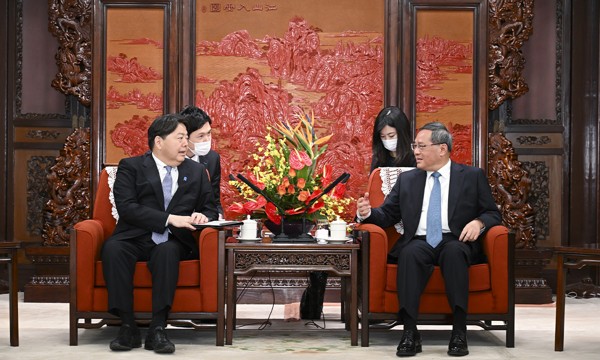 Chinese Premier Li Qiang (right) meets Yoshimasa Hayashi, Japan’s Minister for Foreign Affairs, in Beijing on April 2, 2023. Photo: Xinhua