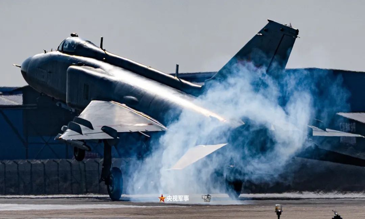 Un avión de combate J-8II aterriza después de un ejercicio de entrenamiento a principios de 2023. Foto: Captura de pantalla de la Televisión Central de China