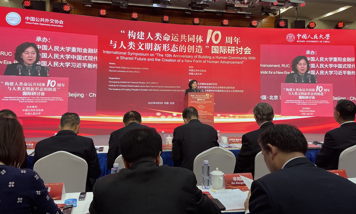 La ministre adjointe des Affaires étrangères, Hua Chunying, prend la parole lors d’un symposium international à l’occasion du 10e anniversaire de la construction d’une communauté de destin humaine. Photo : Chen Qingqing/GT