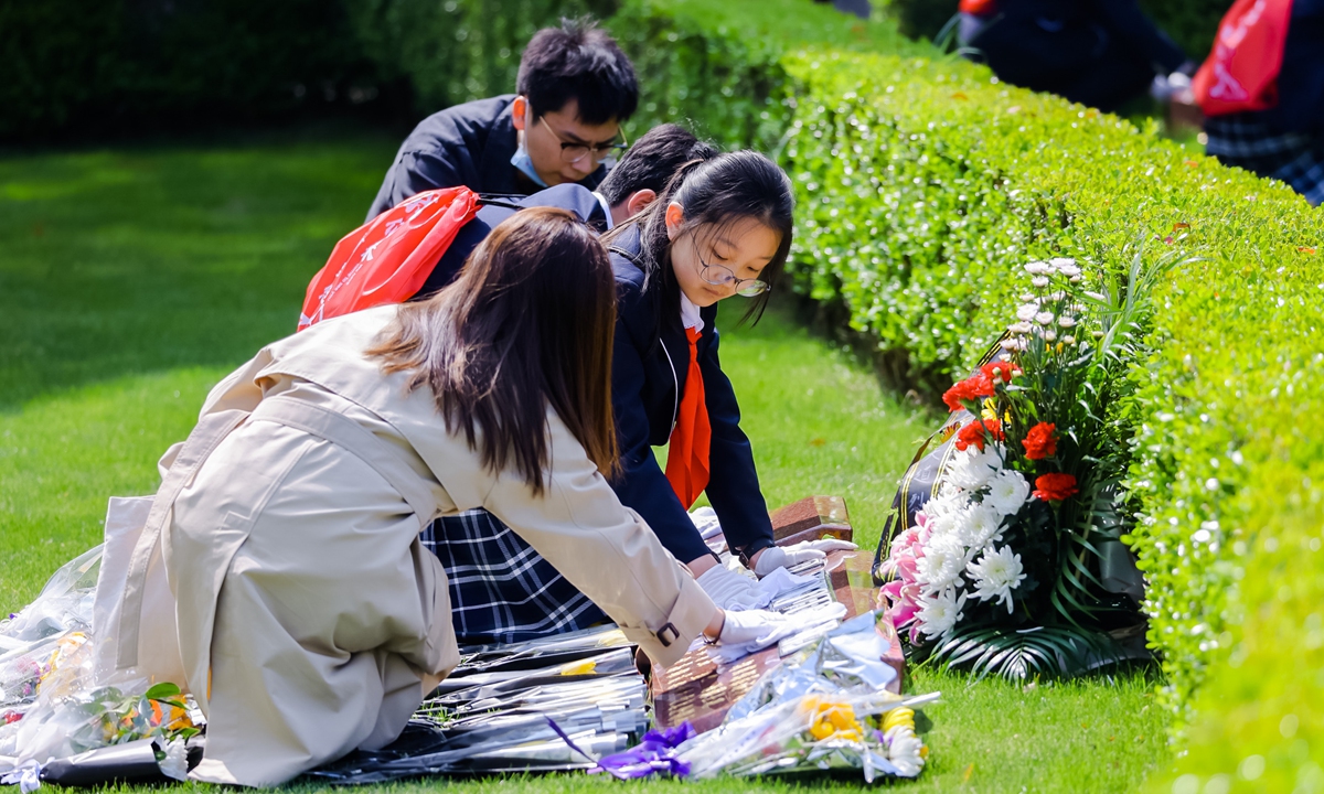 People pay tribute to martyrs at Longhua Revolutionary Martyrs' Cemetery in Shanghai on May 4, 2023. Photo: Courtesy of Longhua