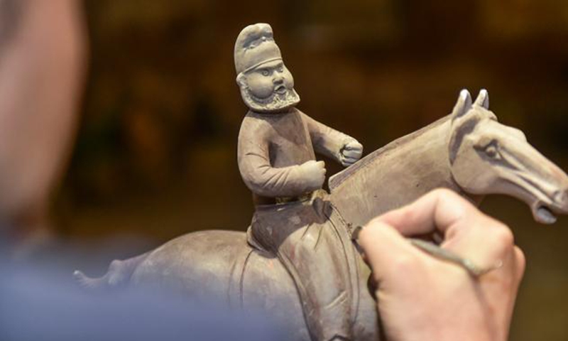 Zhang Yipeng shapes a Sancai figure in his workshop in Luoyang city, central China’s Henan Province. (Photo:People's Daily Online)