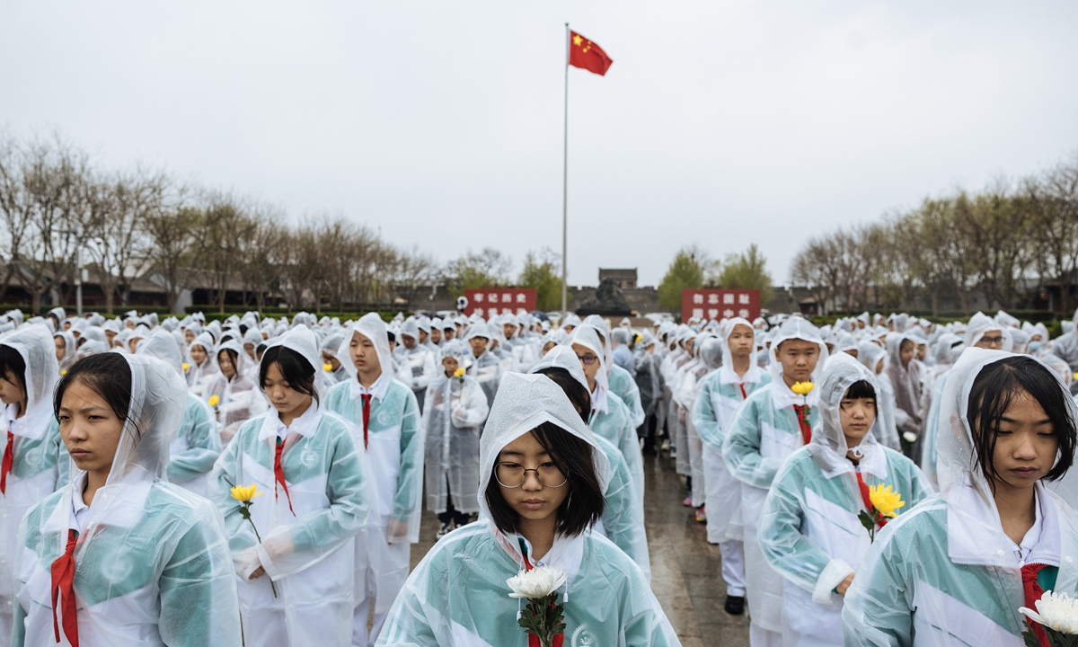 Middle school students pay silent tribute to the martyrs who sacrificed their lives bravely in the Chinese people's war of resistance against Japanese aggression (1931-45) in Beijing on April 4, 2023. Photo: Li Hao/GT