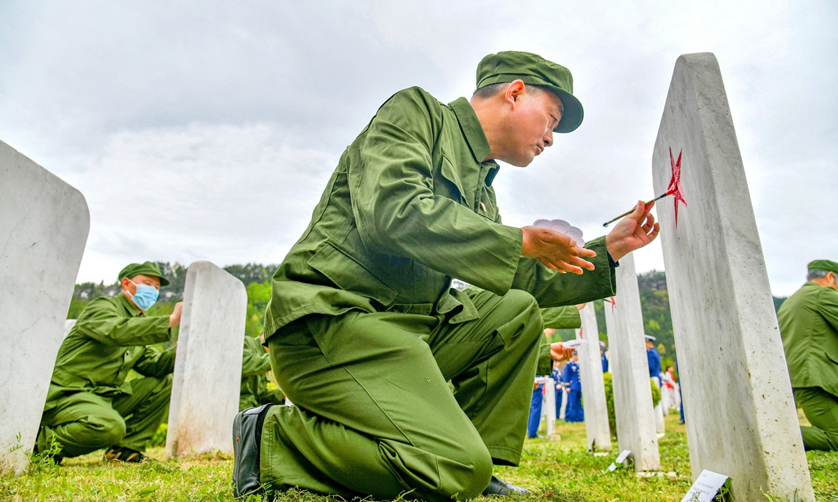 The tombstones of unknown martyrs at the Red Army Martyr Cemetery of Sichuan-Shaanxi Revolutionary Base in Tongjiang county, Southwest China's Sichuan Province, are painted red by veterans, on April 5, 2023. Photo: IC