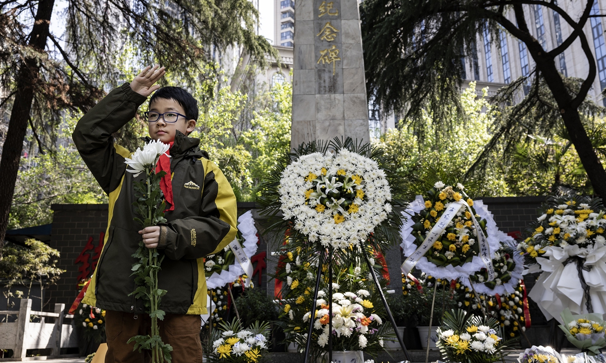 Students offer flowers to revolutionary martyrs in Wuhan, Central China's Hubei Province, on April 5, 2023. Photo: IC