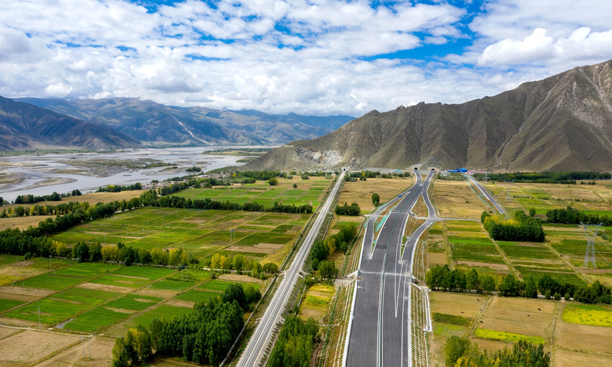 The expressway linking Lhasa and Xigaze Photo: Courtesy of the Transportation Department of Xizang Autonomous Region