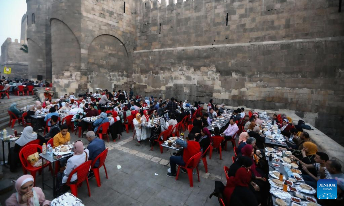 People have iftar meals during Ramadan in Cairo, Egypt, on April 7, 2023. Photo:Xinhua