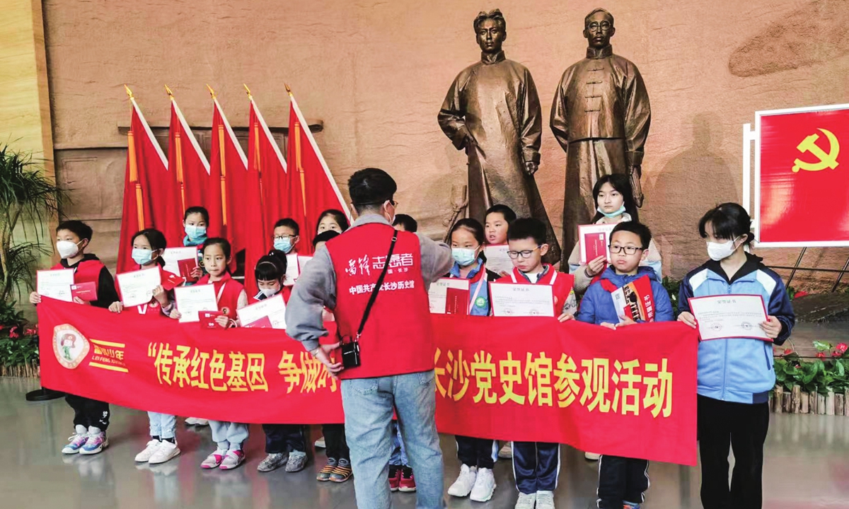 A group of elementary school students take a picture with the statue of Chairman Mao Zedong at the Hunan CPC History Museum in Changsha, Central China's Hunan Province on March 30, 2023. Photo: Xu Yelu/GT