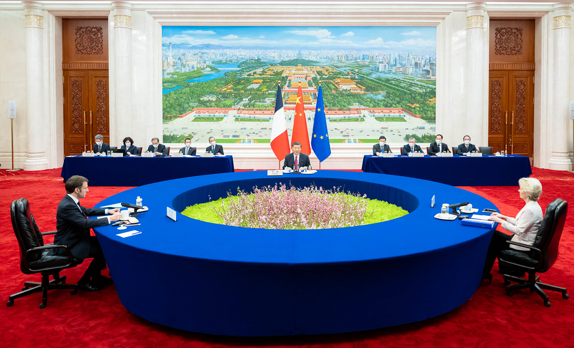 Le président chinois Xi Jinping (au centre) tient une réunion trilatérale avec le président français Emmanuel Macron (à gauche) et la présidente de la Commission européenne Ursula von der Leyen à Pékin le 6 avril 2023. Photo : Xinhua