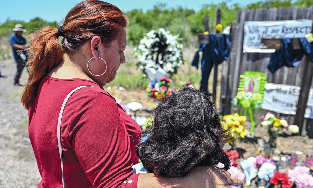 Local residents attend a vigil for the victims found in an abandoned truck in San Antonio, Texas, on June 26, 2022. Photo: Xinhua