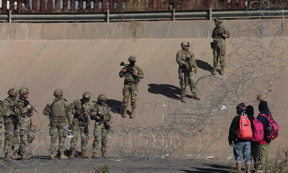 Immigrants communicate with Texas National Guard agents at the US border with Ciudad Juarez, Chihuahua state, Mexico, on December 20, 2022. Photo: VCG