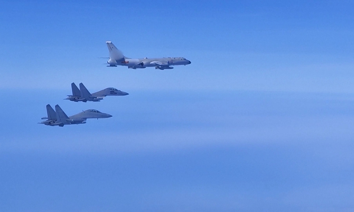Escoltado por uma aeronave de guerra eletrônica J-16D (abaixo) e um caça pesado multimissão J-16 (ao centro), um bombardeiro H-6K participa dos exercícios que foram concluídos em 10 de abril de 2023. Foto: VCG