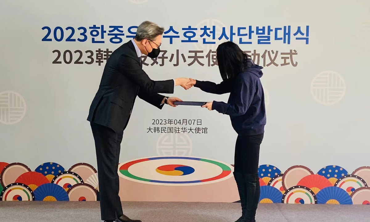 The South Korean Ambassador to China Jang Ha-sung (left) shakes hands with one little angel. Photo: Courtesy of the Embassy of South Korea in China