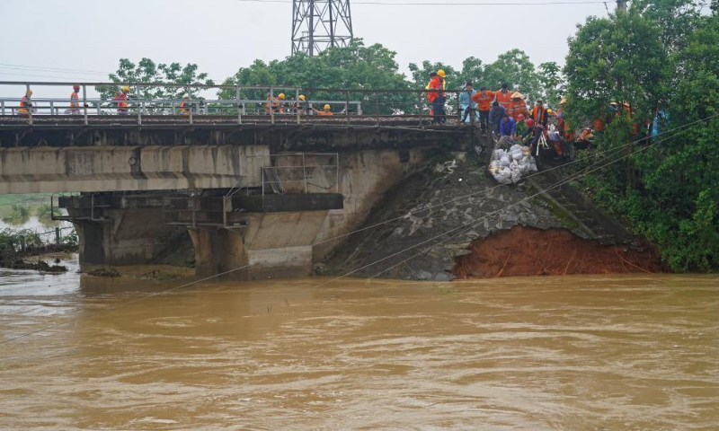 Rescuers work at the construction site of the breached Qingfeng dike in Yichun City, east China's Jiangxi Province, May 6, 2023. China's State Flood Control and Drought Relief Headquarters launched a level-IV emergency response for flood control Saturday as heavy rains lashed parts of east China's Jiangxi Province. (Xinhua/Wan Xiang)