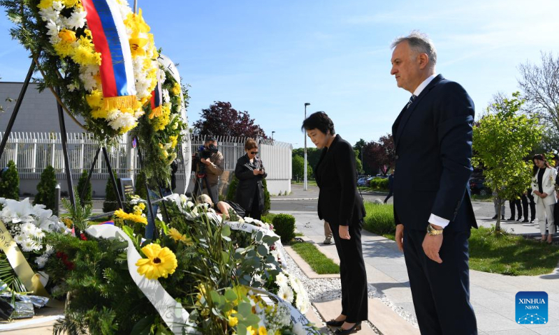 Serbian Minister of Sport Zoran Gajic and China's Ambassador to Serbia Chen Bo mourn in front of the memorial monument at the site of the bombed former Chinese Embassy in the Federal Republic of Yugoslavia in Belgrade, Serbia, May 7, 2023. (Xinhua/Ren Pengfei)