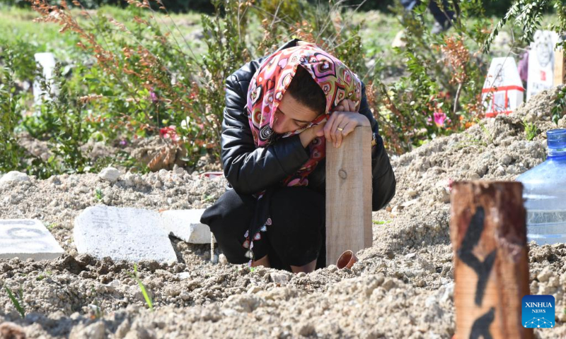 23 Nisan 2023'te Hatay'ın Antakya ilçesindeki bir mezarlıkta 6 Şubat'ta meydana gelen depremde hayatını kaybeden bir kadın yakını için yas tutuyor.  Ramazan Bayramı'nın gelmesiyle birlikte birçok Antakyalı, mezarların başına giderek yas tuttu.  Yakınları depremde hayatını kaybetti.  (Fotoğraf: Mustafa Kaya/Xinhua)
