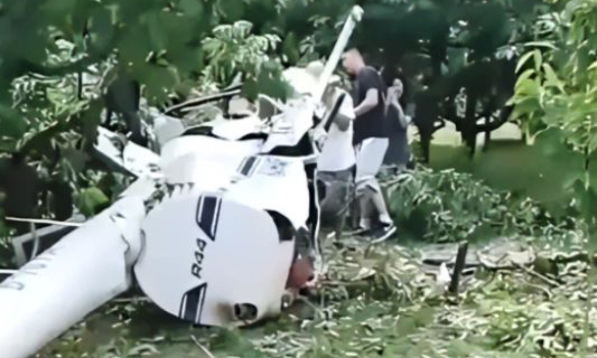 A helicopter crashed in Xi 'an, Northwest China's Shaanxi Province on Tuesday, killing three people on board and seriously injuring another. Photo: the screenshot of a video taken at the scene