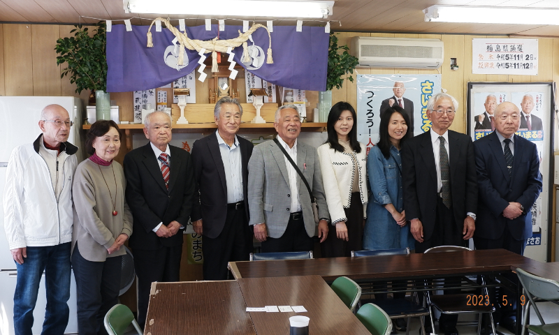 Bushin Saimaru (center), a lawmaker in Fukushima Prefecture poses for a photo with his friends and Global Times reporters after receiving an interview on May 9, 2023. Photo: Xu Keyue/GT