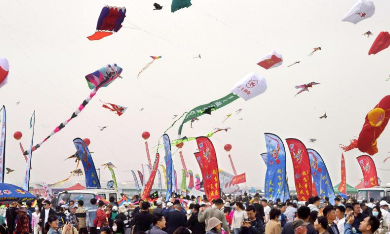 People attend the 40th Weifang International Kite Festival in Weifang, east China's Shandong Province, April 15, 2023.
The kite flying competition of the 40th Weifang International Kite Festival kicked off here Saturday. (Xinhua/Li Ziheng)