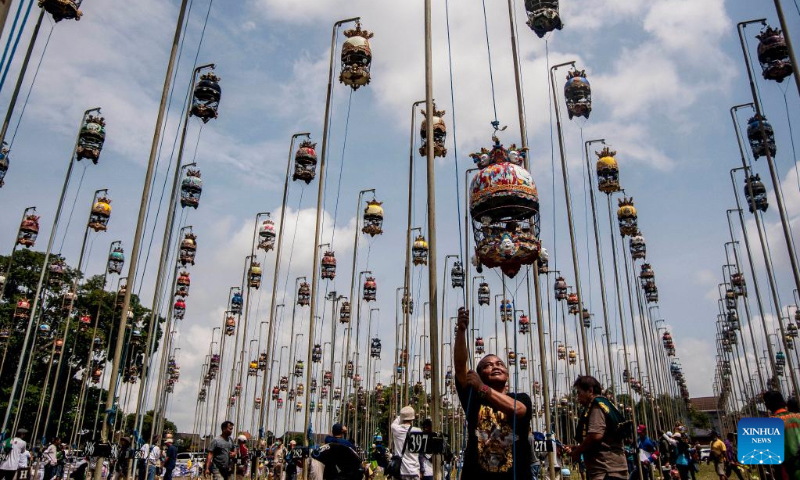 People prepare before a turtledove singing contest at Alun Alun Kidul in Yogyakarta, Indonesia, May 6, 2023. (Photo by Agung Supriyanto/Xinhua)