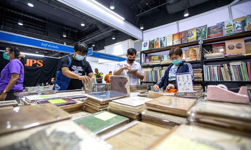 Thai visitors select books at the Bangkok International Book Fair 2023 in Bangkok, Thailand, on March 30, 2023.(Photo: Xinhua)