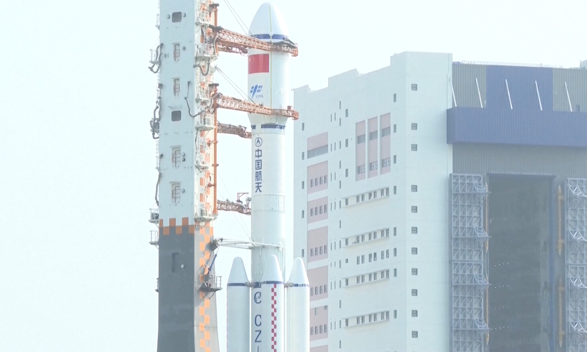 The assembly of Tianzhou-6 cargo spacecraft and Long March-7 Yao-7 carrier rocket were vertically transferred to the launch area on May 7, 2023. Photo: IC