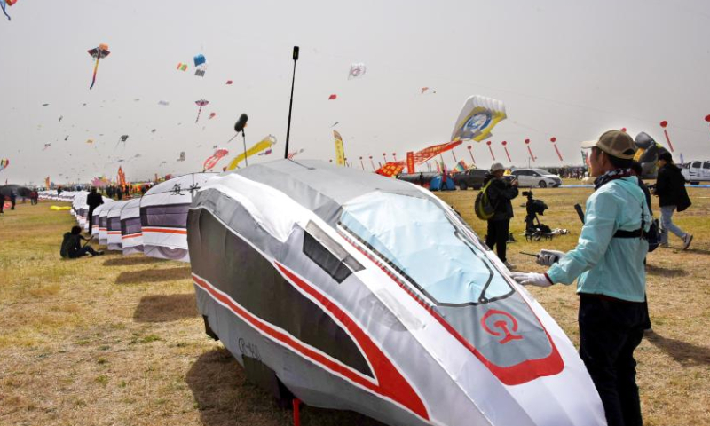 People try to fly a train-shaped kite during the 40th Weifang International Kite Festival in Weifang, east China's Shandong Province, April 15, 2023.
The kite flying competition of the 40th Weifang International Kite Festival kicked off here Saturday. (Xinhua/Li Ziheng)