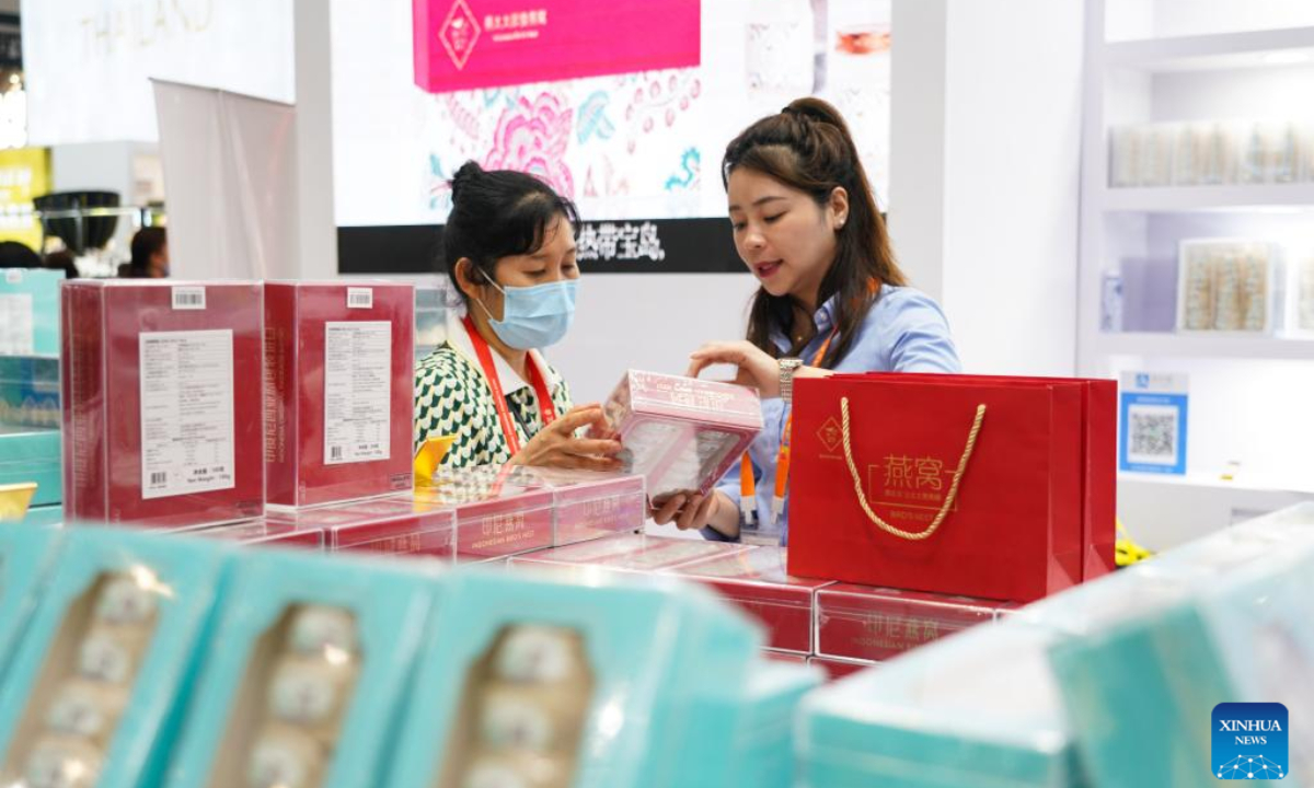 A staff member introduces edible bird's nests from Indonesia to a visitor at the third China International Consumer Products Expo (CICPE) in Haikou, south China's Hainan Province, April 12, 2023. Photo:Xinhua