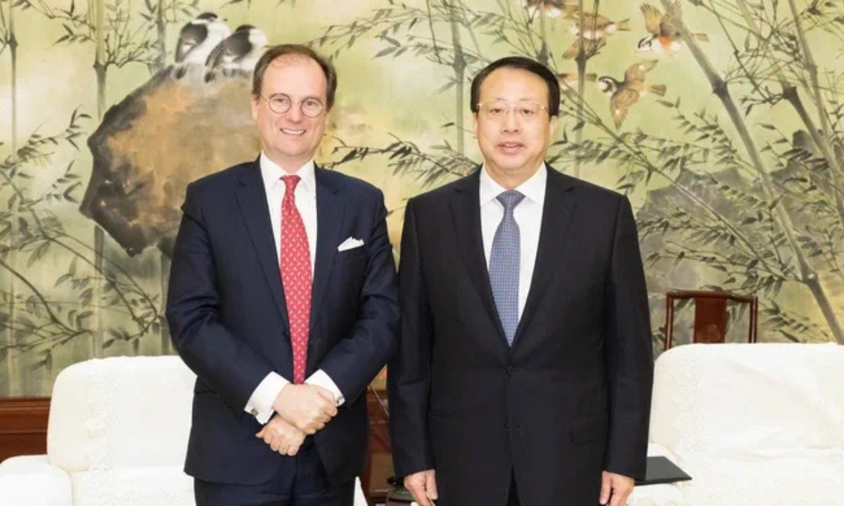 The Belgian Ambassador to China Jan Hoogmartens (left) poses for a photo with Gong Zheng, mayor of Shanghai. Photo: Courtesy of the Embassy of Belgium in China