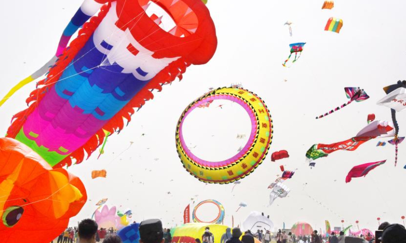 People attend the 40th Weifang International Kite Festival in Weifang, east China's Shandong Province, April 15, 2023.
The kite flying competition of the 40th Weifang International Kite Festival kicked off here Saturday. (Xinhua/Li Ziheng)