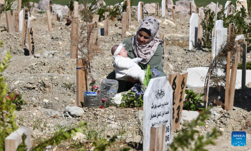 23 Nisan 2023'te Hatay'ın Antakya ilçesindeki bir mezarlıkta 6 Şubat'ta meydana gelen depremde hayatını kaybeden bir kadın yakını için yas tutuyor.  Ramazan Bayramı'nın gelmesiyle birlikte birçok Antakyalı, mezarların başına giderek yas tuttu.  Yakınları depremde hayatını kaybetti.  (Fotoğraf: Mustafa Kaya/Xinhua)