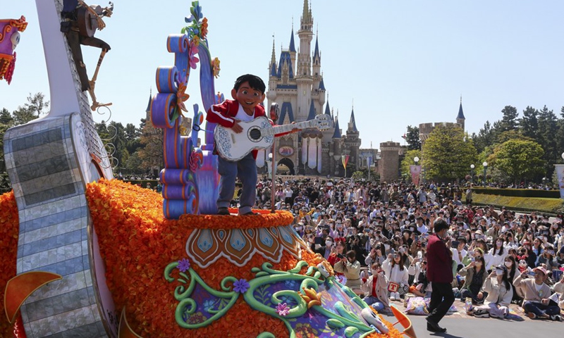 People watch a parade at Tokyo Disneyland in Chiba Prefecture, Japan, April 10, 2023.(Photo: Xinhua)