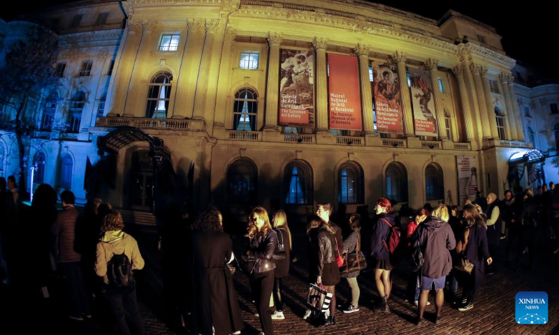 Oamenii stau la coadă pentru a vizita Muzeul Național de Artă al României în cadrul inițiativei culturale Noaptea Europeană a Muzeelor ​​din București, România, pe 13 mai 2023.  (Foto de Christian Crystal/Xinhua)