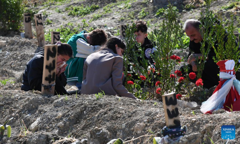 23 Nisan 2023'te Hatay'ın Antakya ilçesindeki bir mezarlıkta 6 Şubat'ta meydana gelen depremde hayatını kaybedenlerin yakınları yas tutuyor.  Ramazan Bayramı'nın gelmesiyle birlikte birçok Antakyalı, yakınlarının yasını tutmak için mezarların başına gitti.  Depremde öldüler.  (Fotoğraf: Mustafa Kaya/Xinhua)